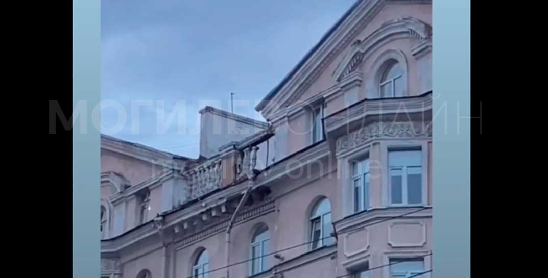 «И упадет же эта конструкция… Хоть бы не кому-то на голову» — могилевчанка заметила опасный фасад на Первомайской