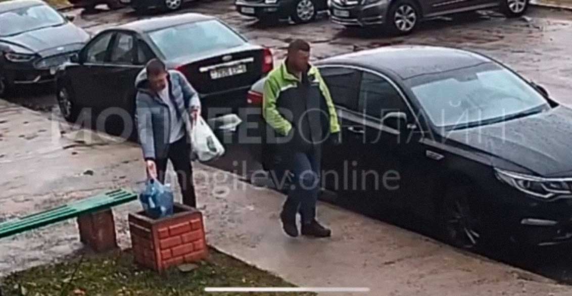 «Зачем писать законы, если они не работают?» — жильцы уже легендарного дома по Димитрова, 57, как выбрасывали мусор в бачок под подъездом, так и выбрасывают