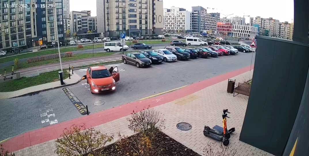 Жуткое видео из «Новой Боровой» в Минске: ребенок выпал из движущейся машины