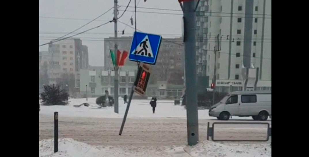 Вчера непогода бушевала не только в Могилеве. Посмотрите, как сражался с ветром гомельский светофор