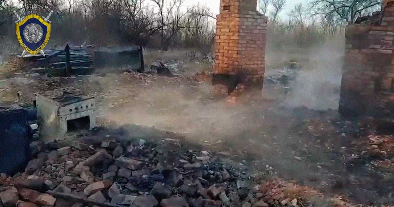 «Не могла дозвониться до мужа» — под Глуском в деревне сгорели молодой мужчина и его мать, которые приехали протопить дом. Пепелище обнаружила супруга парня