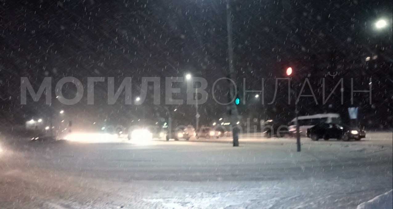 Погода продолжает атаку снегопадами. Утро в Могилеве выдалось неспокойное