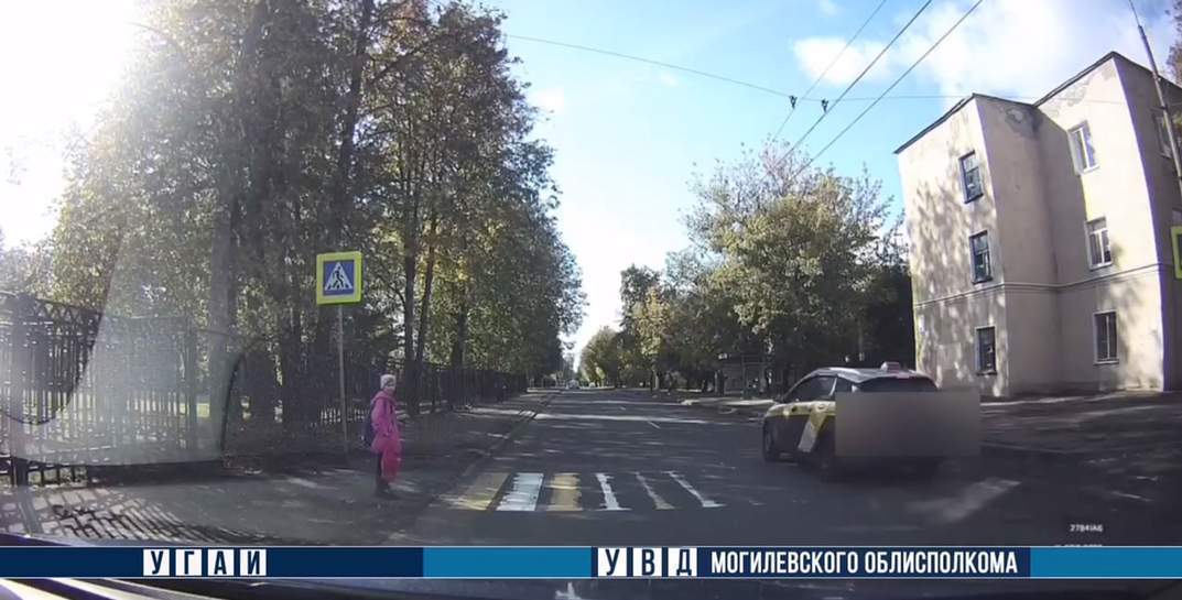 Даже не снизил скорость: в Могилеве водитель такси не пропустил на переходе ребенка — в ГАИ отреагировали