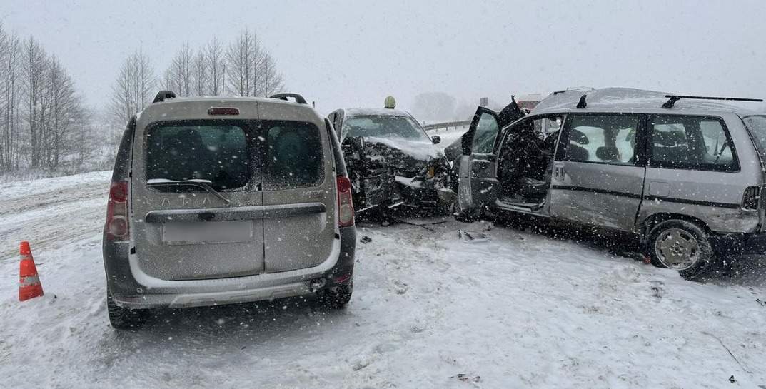 Первые жертвы непогоды на Могилевщине: в Чаусском районе столкнулись три легковушки и автобус — погибли два человека