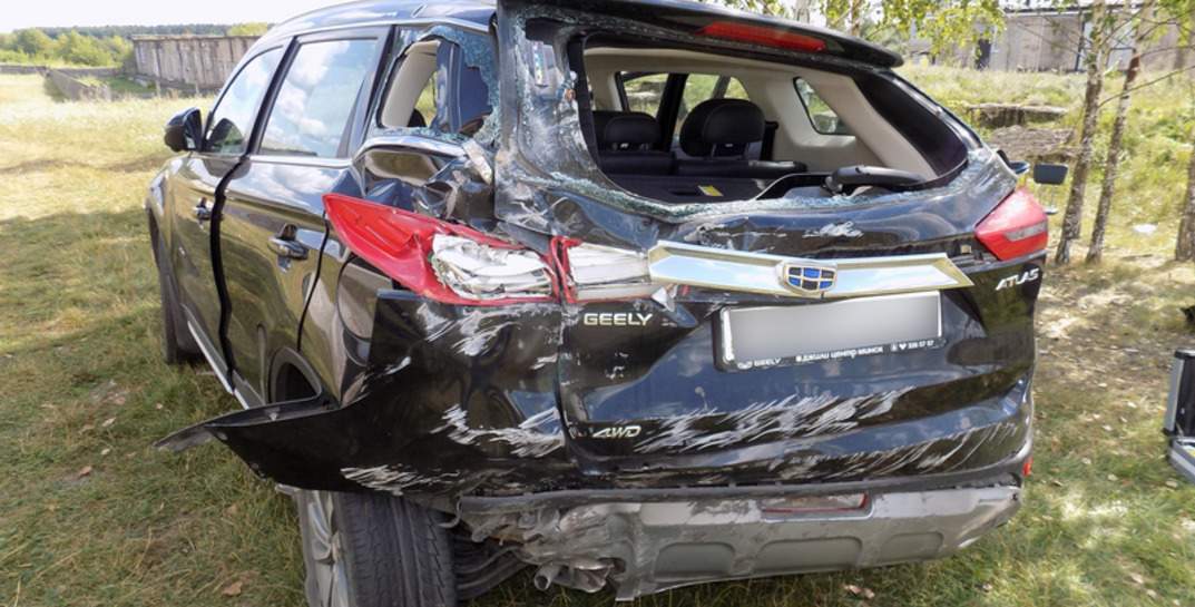 В Осиповичах работник угнал автомобиль директора, чтобы покататься, но по дороге врезался в стену