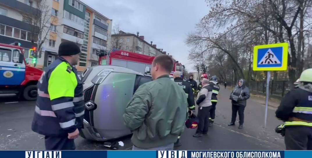 В Бобруйске столкнулись два автомобиля: одна из легковушек от удара перевернулась