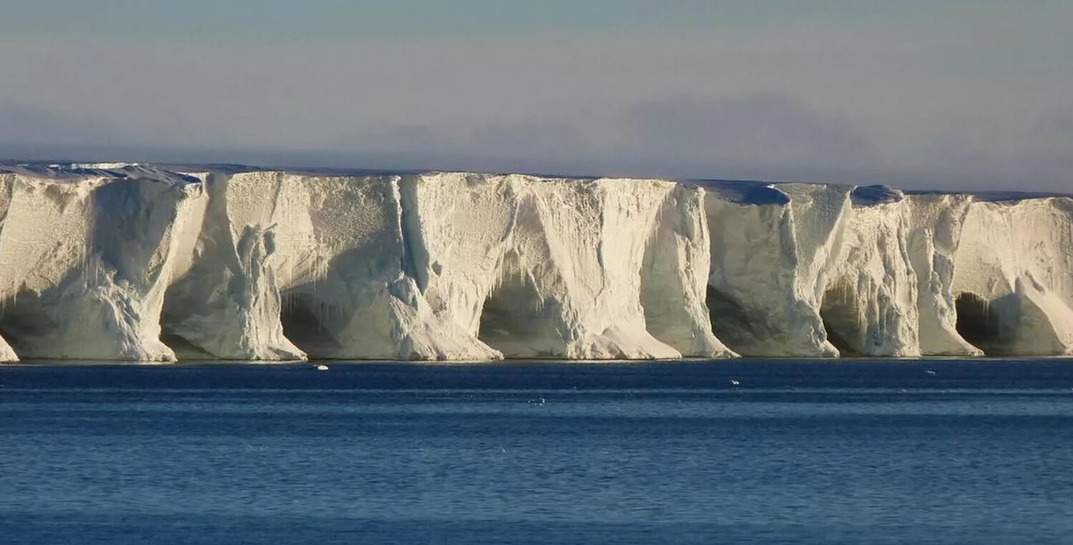 У берегов Антарктиды начал двигаться самый большой айсберг в мире