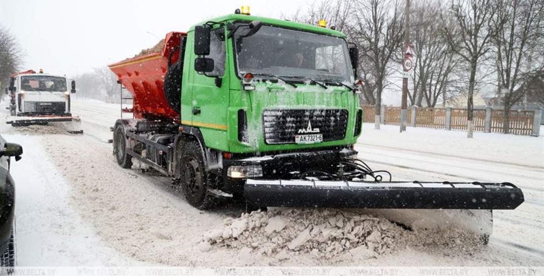 В Могилеве снег убирают более 50 единиц техники и 420 дворников