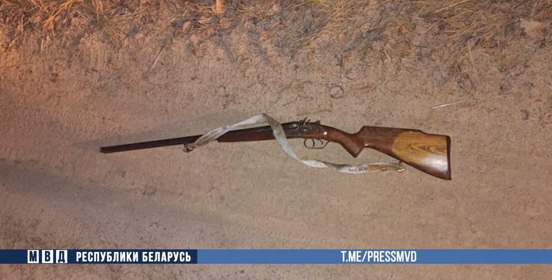 В Речицком районе пьяный сельчанин обстрелял дом знакомого, а затем с ружьем двигался в сторону милиционеров — мужчину остановили выстрелом на поражение