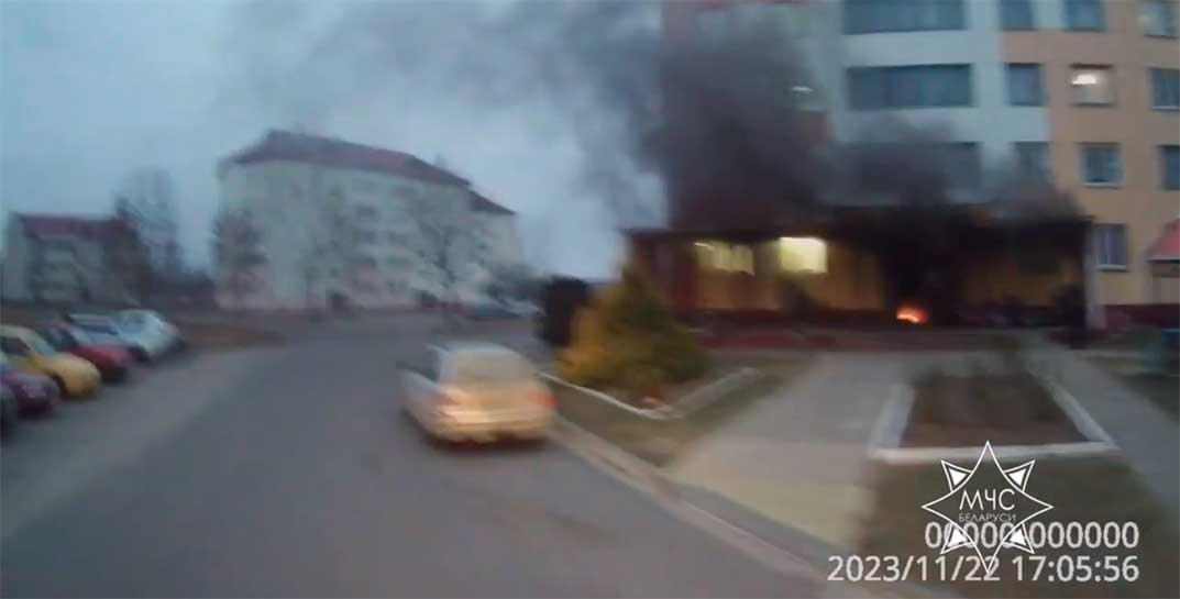 МЧС показало, как горел подъезд в Белыничах, в котором «пошутили» подростки — подожгли детскую коляску