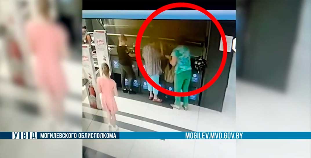 Бес попутал? 58-летняя могилевчанка унесла из незапертой ячейки в магазине чужой пакет, не подозревая, что весь процесс записывается на камеры. Итог — уголовное дело