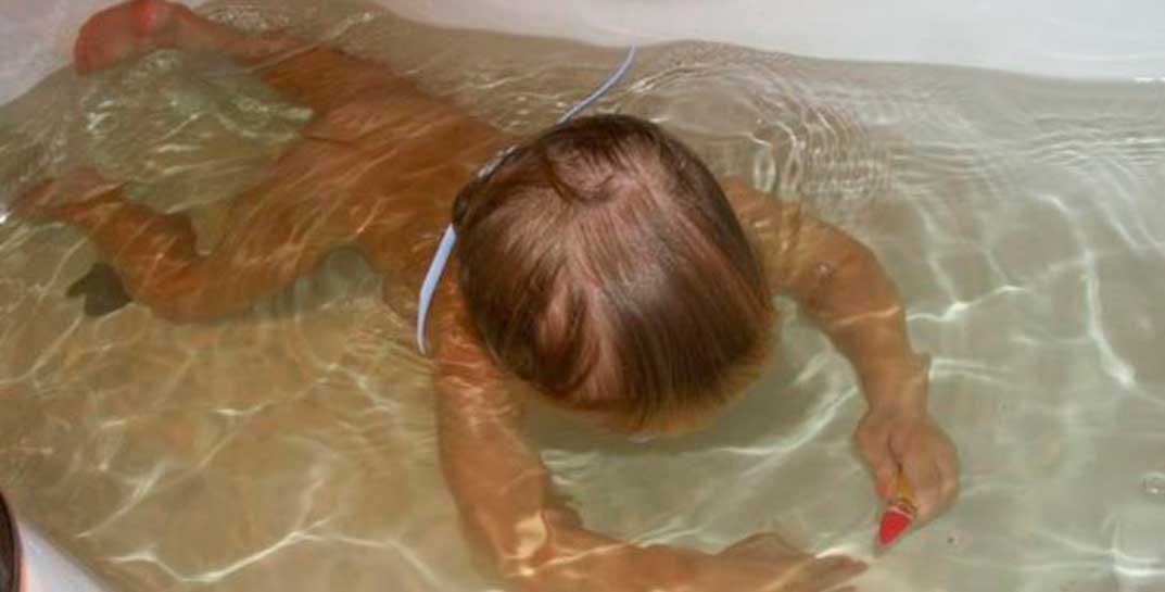 В Бобруйске едва успели спасти 11-месячную девочку — малышка чуть не утонула в ванне