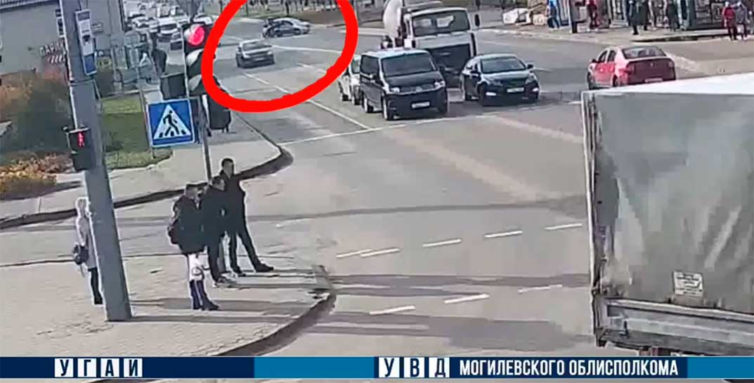 Посмотрите, как в Могилеве буднично столкнулись Ravon и мотоцикл BMW