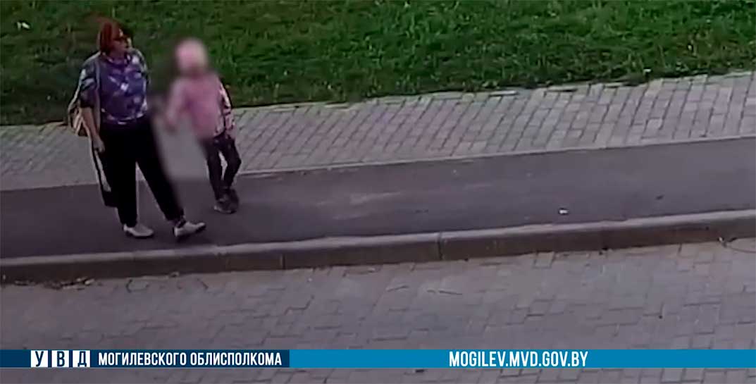 Могилевская милиция показала видео, как женщина ведет за руку девочку. Женщину подозревают в преступлении
