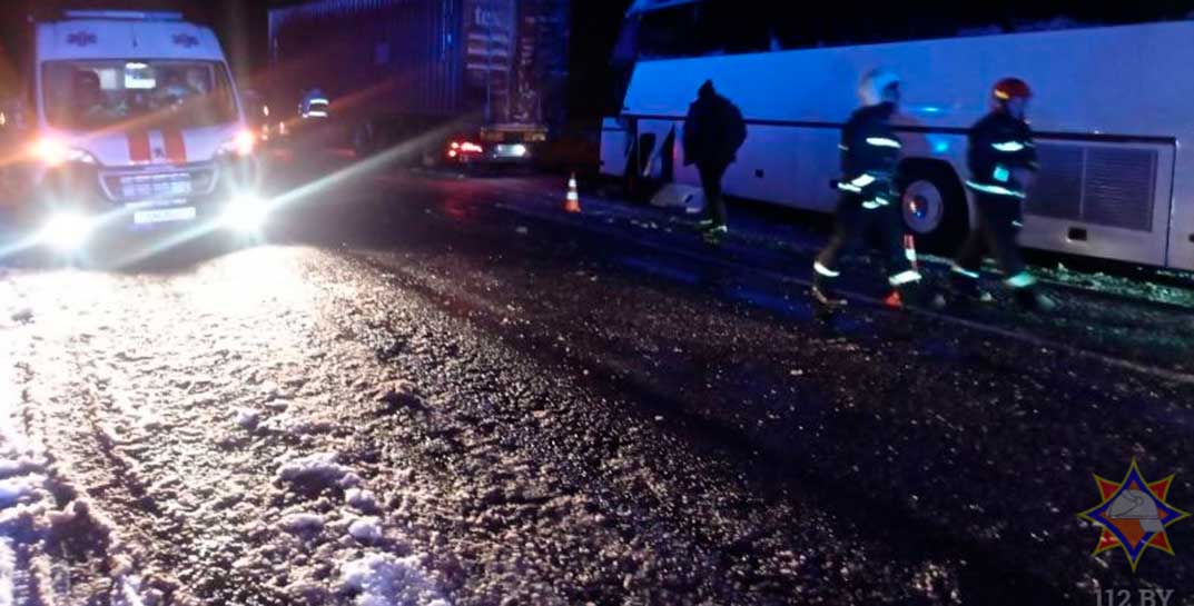 Семь человек в больнице: в Витебской области туристический автобус столкнулся с фурой