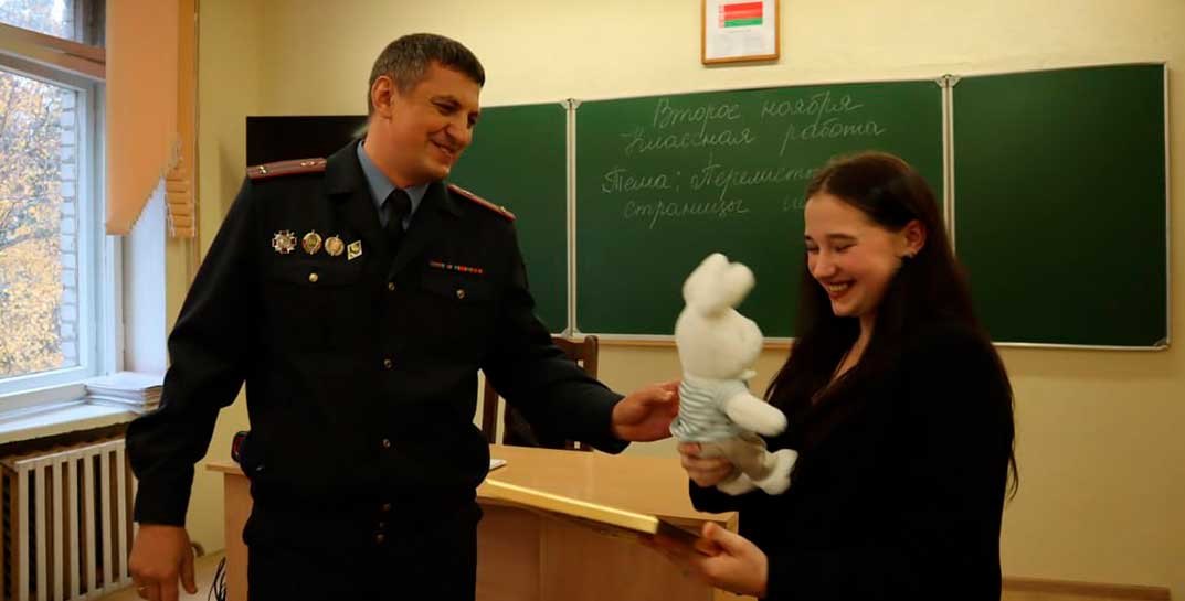 В Могилеве наградили подростка, которая увидела закладчиков и сообщила о них в милицию