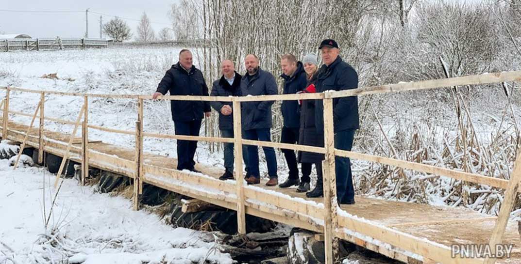 В деревне Медведовка, где жителям приходилось преодолевать настоящую полосу препятствий для переправы через ручей, возвели деревянный мост