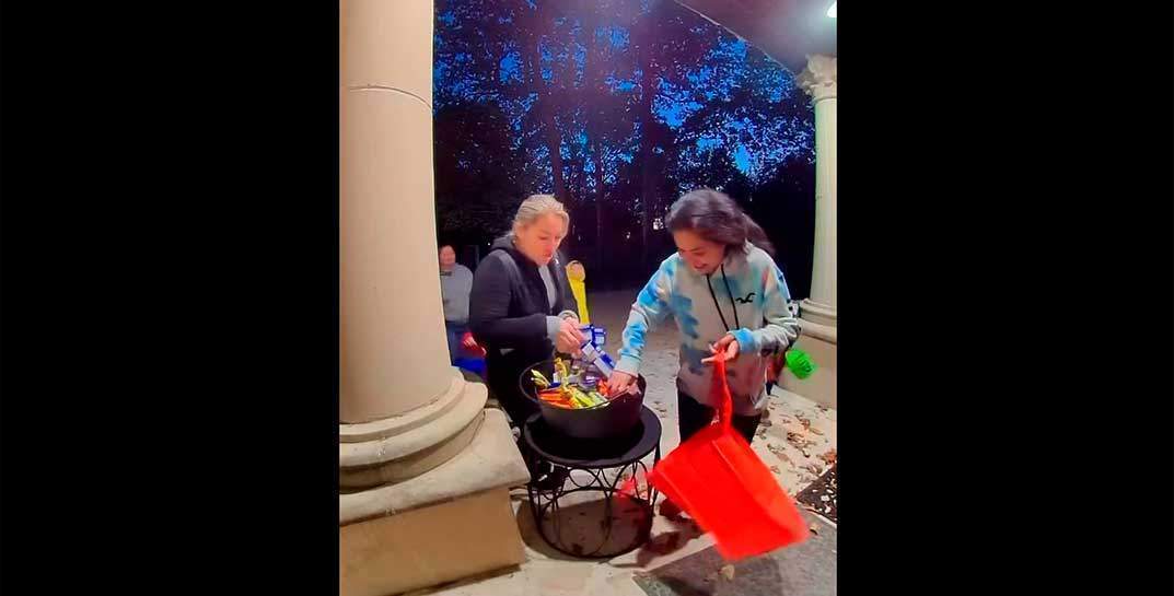 В США на видео попал момент, как взрослые забрали все конфеты, которые оставили на Хэллоуин для детей