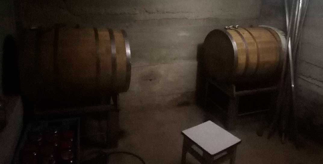 Под Гродно уничтожен мини-завод по производству элитного алкоголя. Самогон там настаивался в дубовых бочках