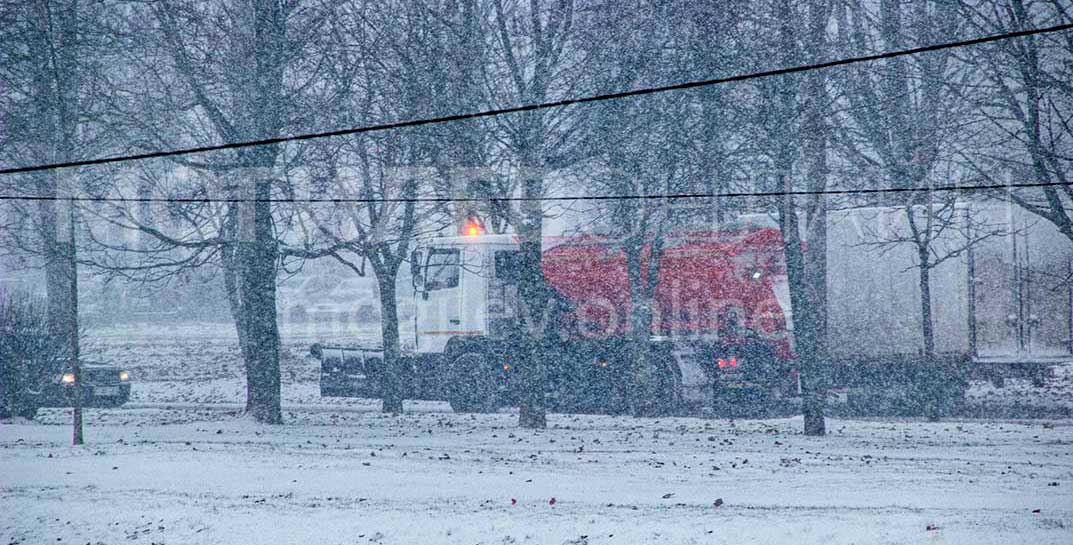 Погода подкинула могилевским коммунальщикам забот — на улицах работает снегоуборочная техника