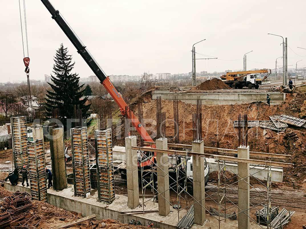 Путепровод по проспекту Шмидта ремонтируют капитально — сейчас заливают новые опоры