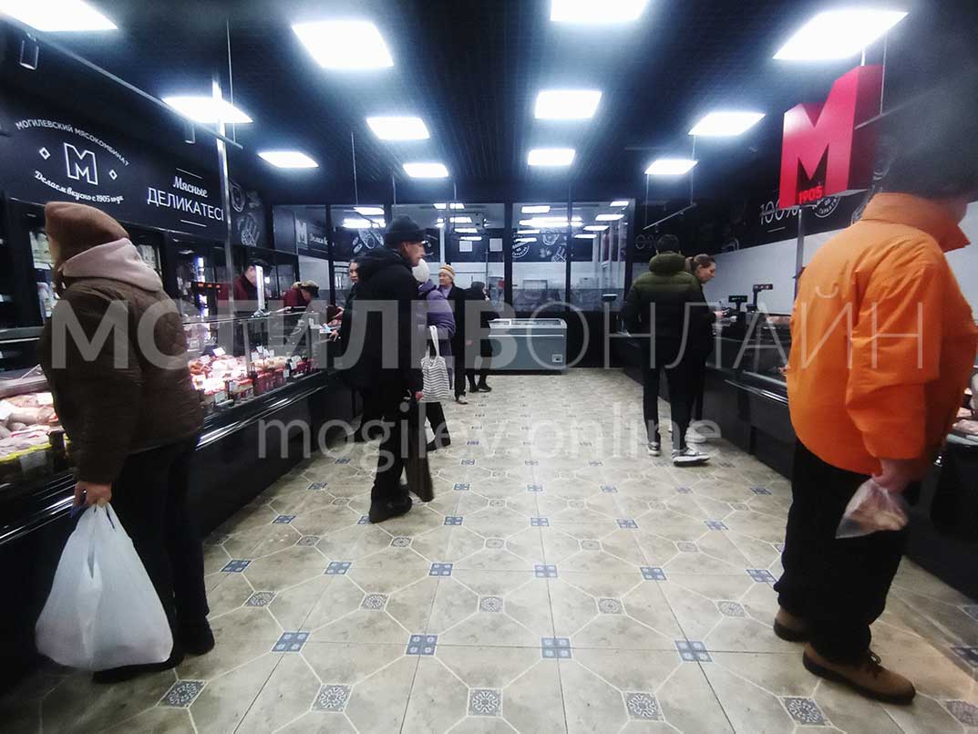На улице Аркадия Кулешова открылся фирменный магазин Могилевского мясокомбината. Прогулялись за покупками