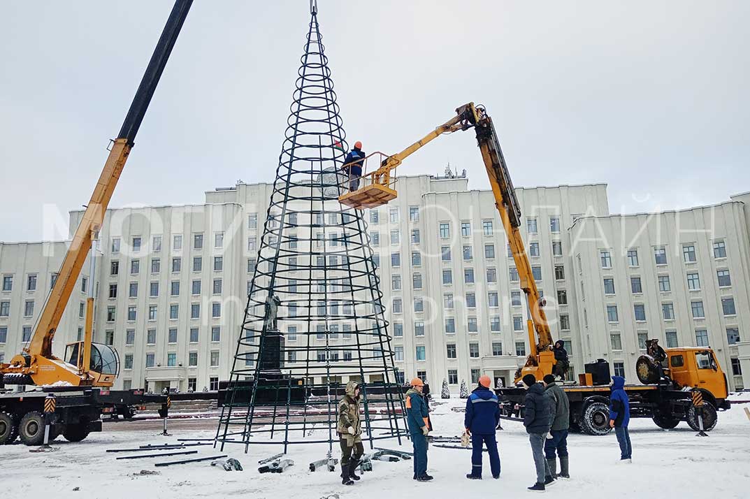 На площади Ленина началась установка главной елки Могилева