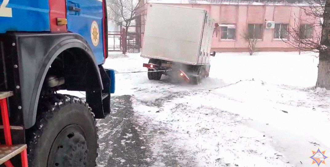 Последствия непогоды на Могилевщине: в Кричеве на остановке застрял автобус, а в Грибанах хлебовозка съехала с трассы. Помогли спасатели