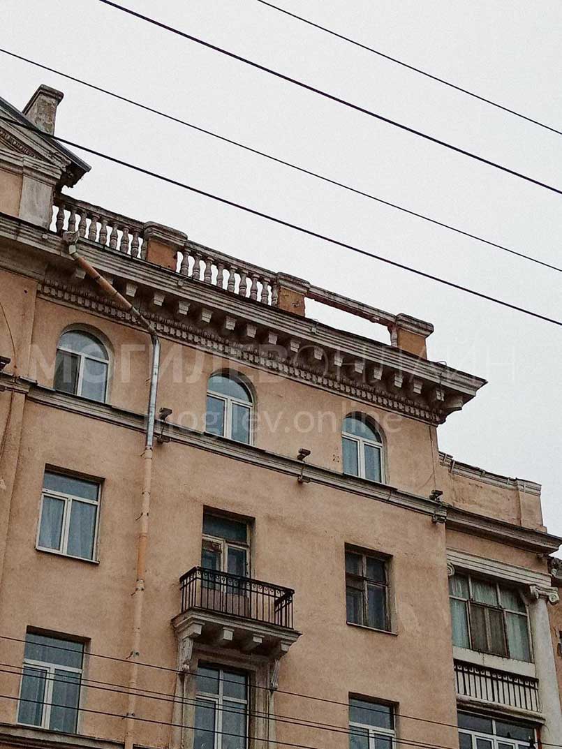 Дефектные балясины на крыше дома по Первомайской, 12 демонтировали