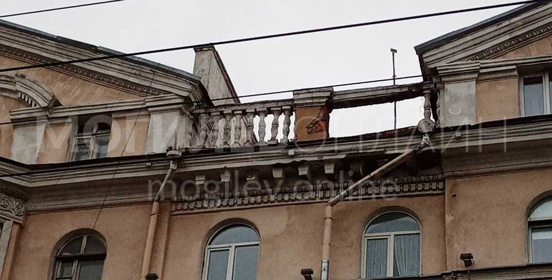 Дефектные балясины на крыше дома по Первомайской, 12 демонтировали
