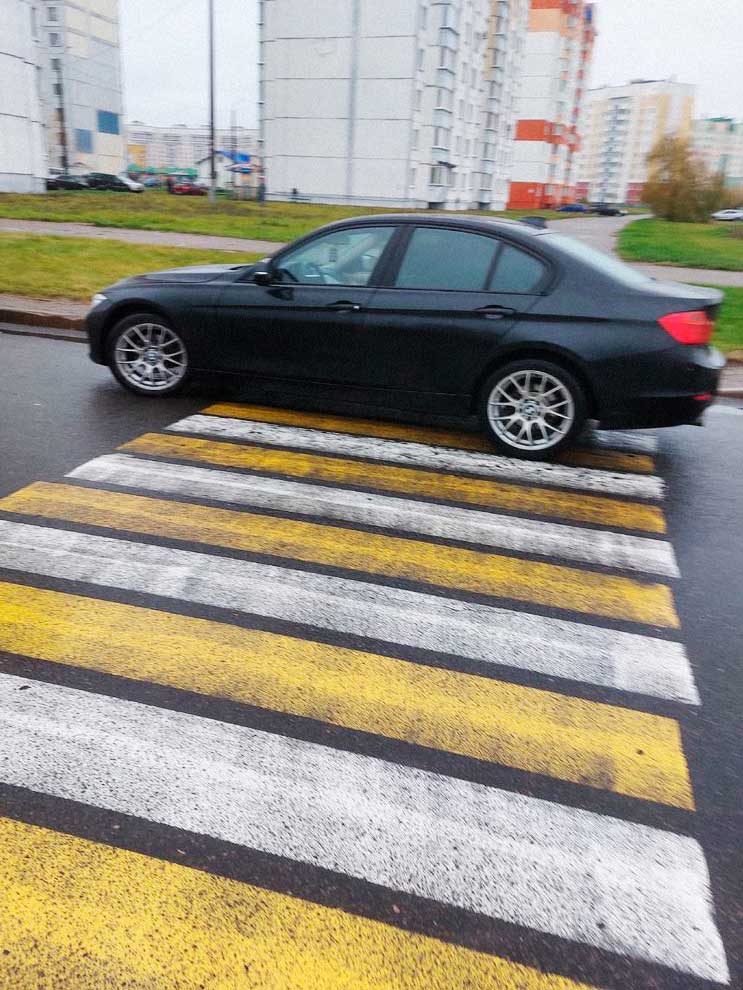 Припарковалась по-королевски. Как вам такое нравится?