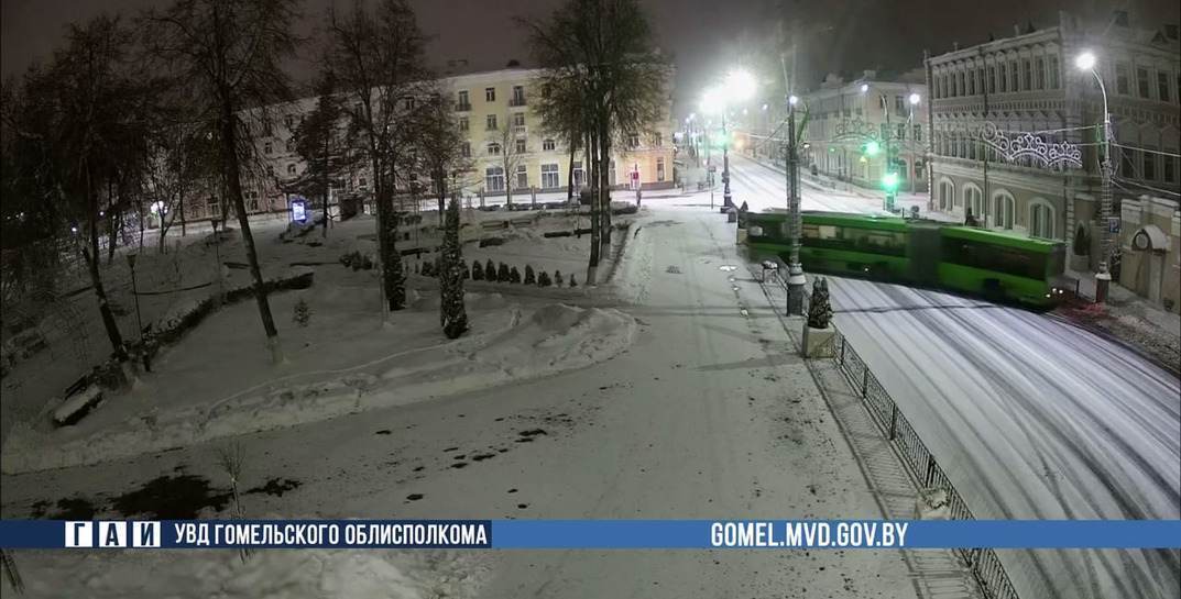 В центре Гомеля автобус протаранил ограждение и выехал на тротуар
