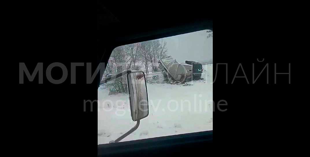 Жесткое ДТП в Чаусах: фура вылетела в кювет и свернулась чуть ли не в гармошку