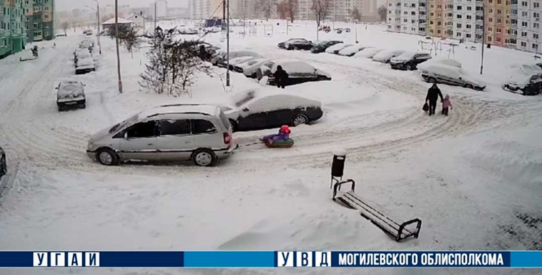 Ишь, чего удумал! Посмотрите, как отец в Могилеве развлекает ребенка, прицепив тюбинг к машине
