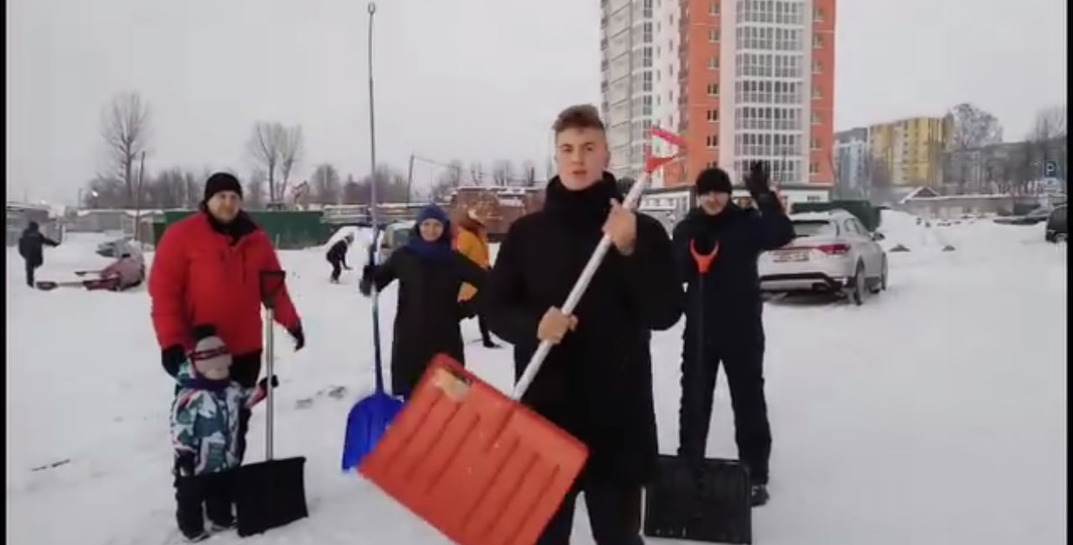 «На мой призыв откликнулось человек 20». В Могилеве 17-летний парень «подбил» весь двор на уборку снега