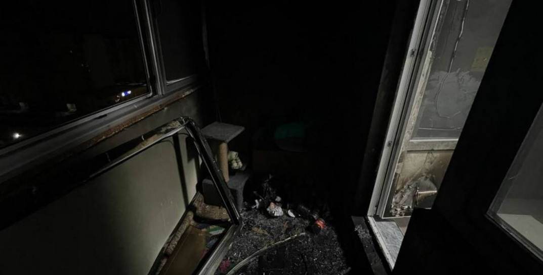 В Могилеве ночью открытым пламенем горел балкон многоэтажки, вероятно — из-за непотушенного окурка