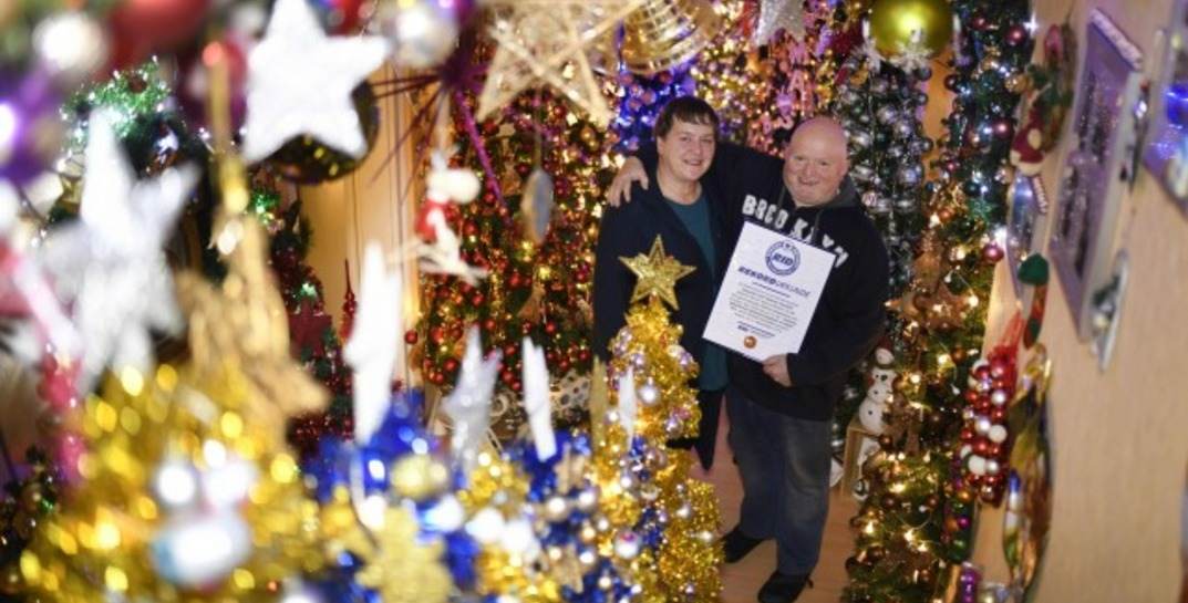 Как вам такой рекорд? Немецкая пара украсила свой дом 555 новогодними елками