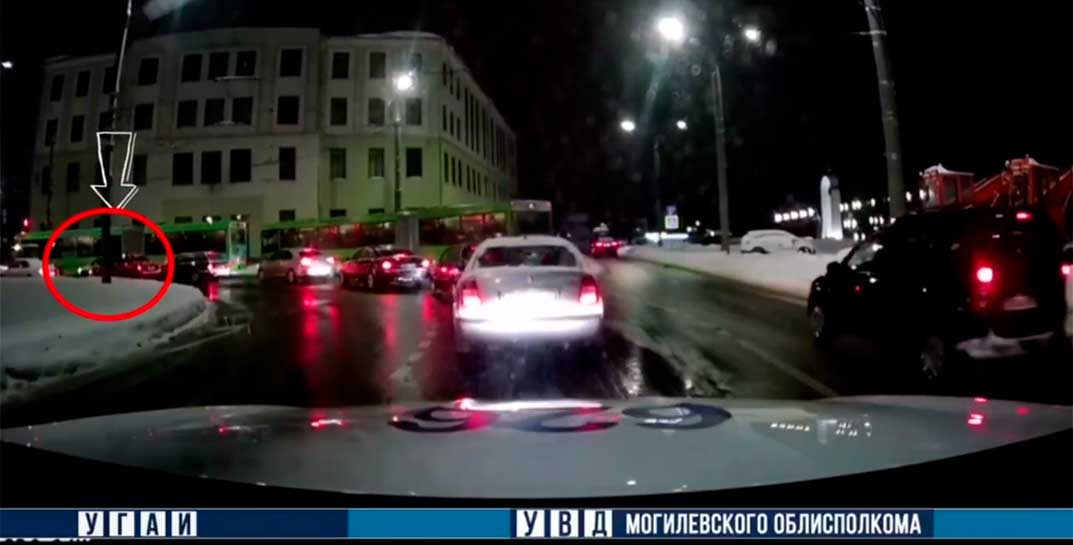 Могилевчанина, который проехал не с той полосы и выехал на встречку, надолго лишили прав. «В плечи» также добавили штраф