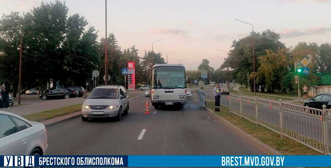 В Бресте на пять лет поселения осудили водителя автобуса, который насмерть сбил 10-летнего велосипедиста. Мальчик ехал по переходу на разрешающий сигнал
