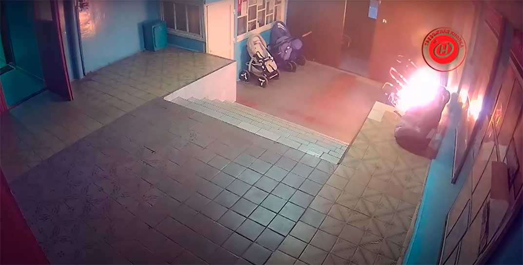 Телеканал ОНТ подробно рассказал о страшном пожаре в Белыничах, где подростки подожгли детскую коляску. У пострадавшей девочки ампутировали все пальцы на руках, гарантий выживания врачи не дают