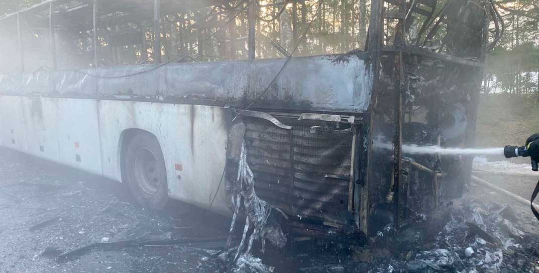 В Дрибинском районе горел автобус, в котором из Могилева в Горки ехали 13 пассажиров. Сгорел практически полностью