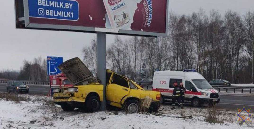 Жесть под Гродно: легковой автомобиль «обнял» рекламный щит. Водителя спасали через заднее стекло