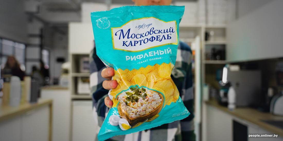 В Беларусь приехали новые чипсы — со вкусом селедки под шубой и оливье. Уже пробовали?