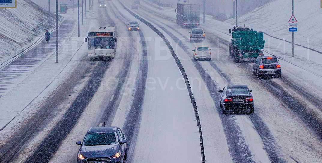 Могилевские спасатели показали, как помогали водителям во время непогоды