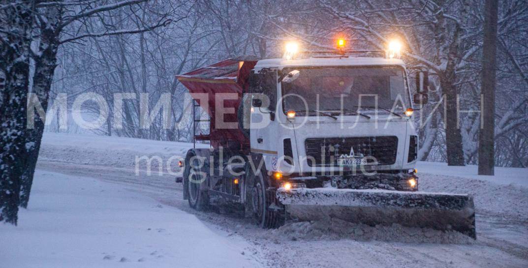 Могилев снова накрыло сильным снегопадом — посмотрели, что творится на улицах города