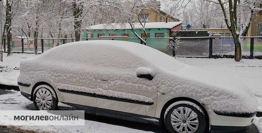 Специалист рассказал, почему снег с крыши автомобиля нужно убирать