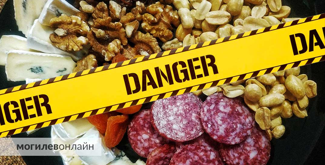 Плесень, кишечная палочка и личинки нематод — ловите список продуктов, которые могут испортить праздничный стол