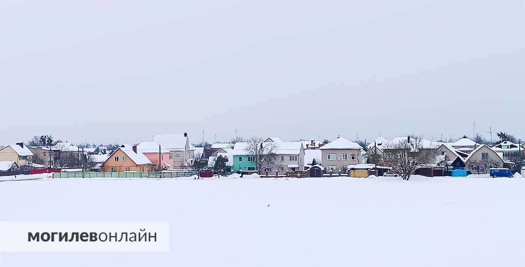 Суровая белорусская зима: в Буда-Кошелево из-за снега рухнула крыша в доме