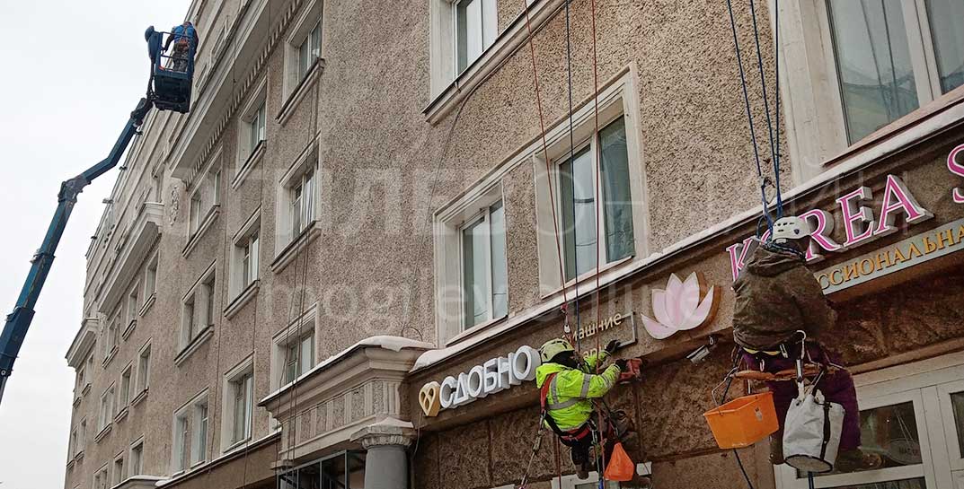 На Первомайской монтируют новогоднюю подсветку напротив ЦУМа. Говорят, будет очень красиво