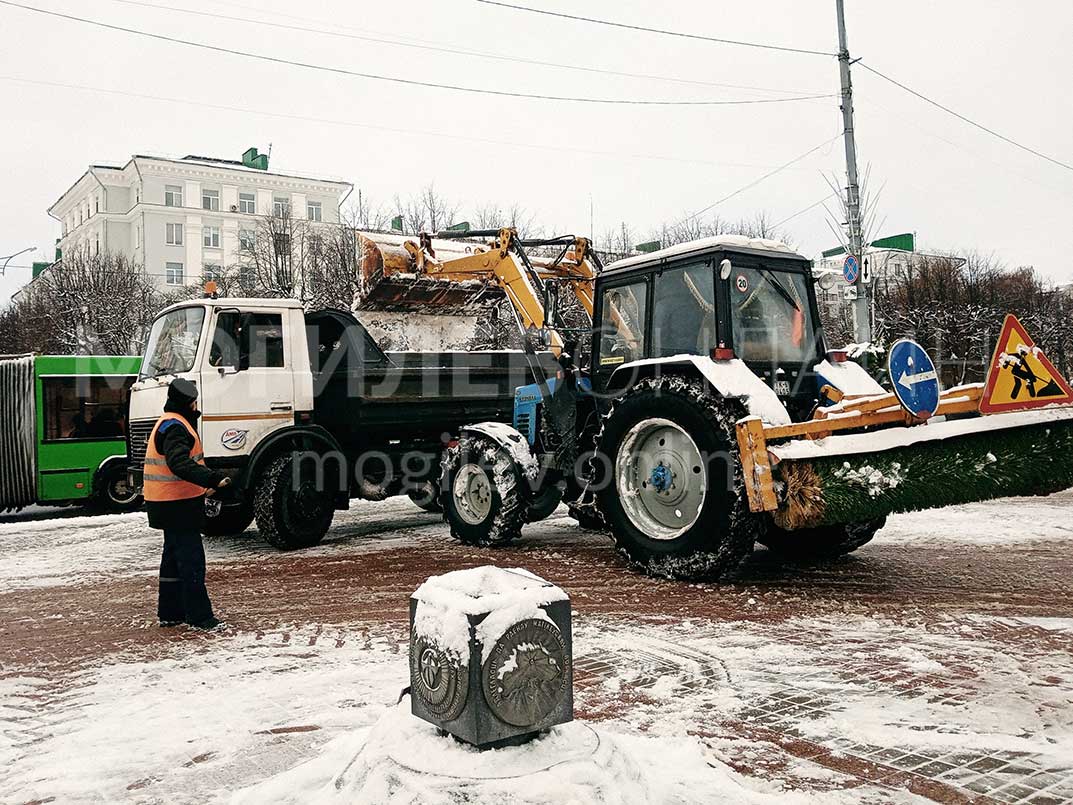 На площади Ленина многолюдно — полным ходом идет репетиция сегодняшнего торжественного зажжения главной елки области